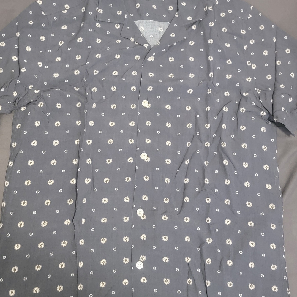 RW&CO. Gray Shirt with White Floral Pattern Size M